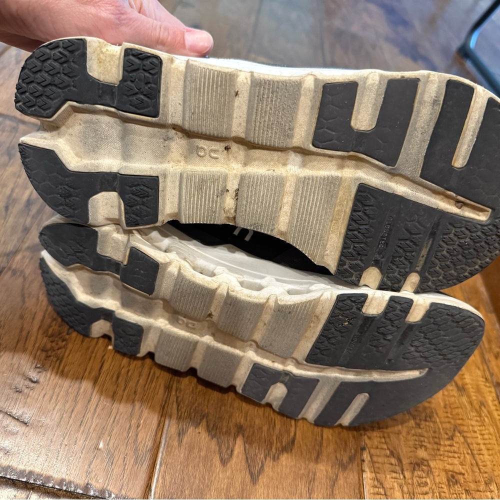 On cloud running shoes 7.5 women’s, black - Picture 3 of 4